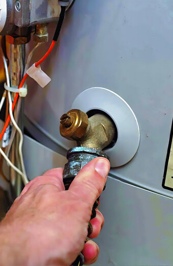 https://gnangarahotwater.com.au/uploads/2025/06/hot-water-servicing-21854.jpg